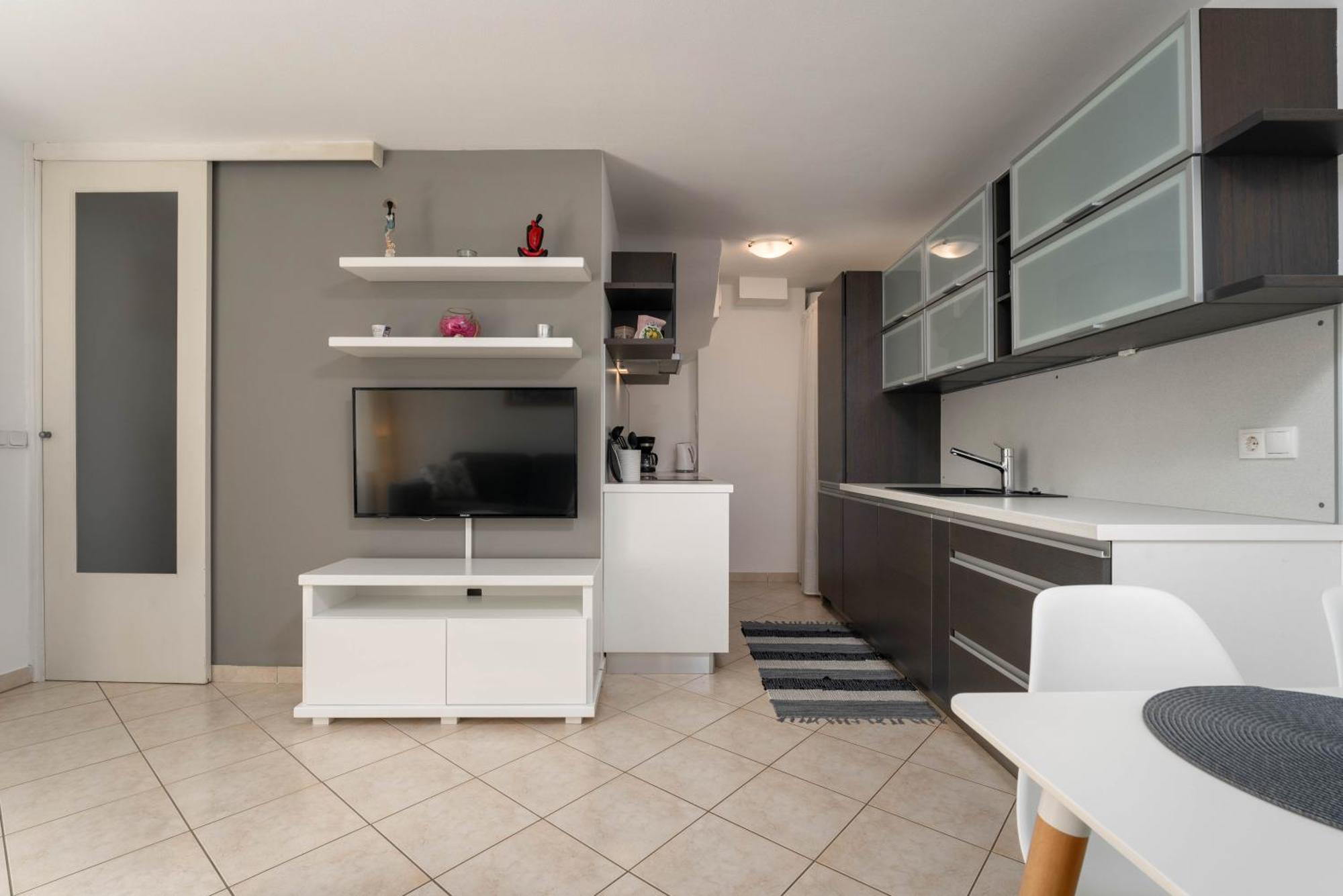 Degrassi Square Apartments (Adults Only) Vrsar Εξωτερικό φωτογραφία