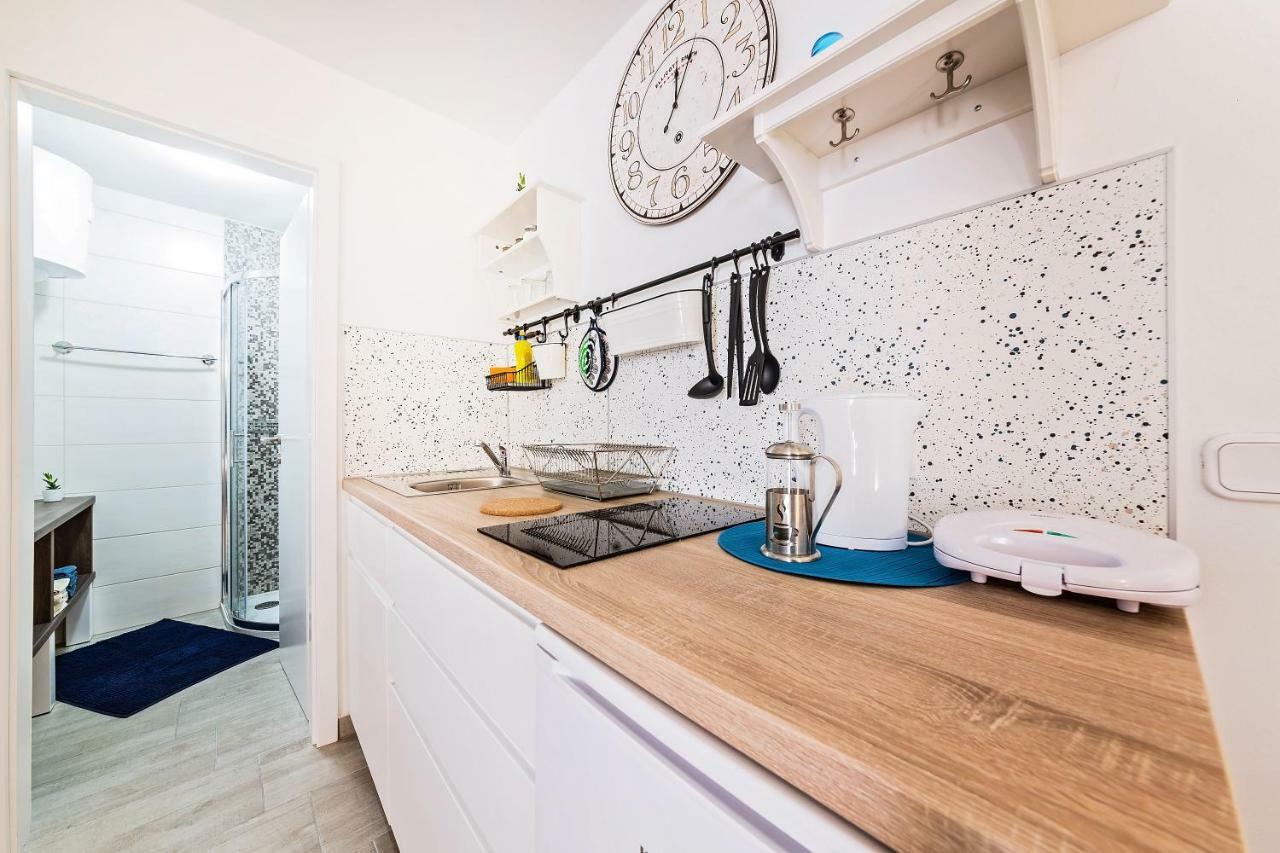 Degrassi Square Apartments (Adults Only) Vrsar Εξωτερικό φωτογραφία