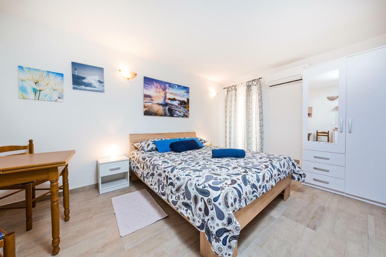 Degrassi Square Apartments (Adults Only) Vrsar Εξωτερικό φωτογραφία