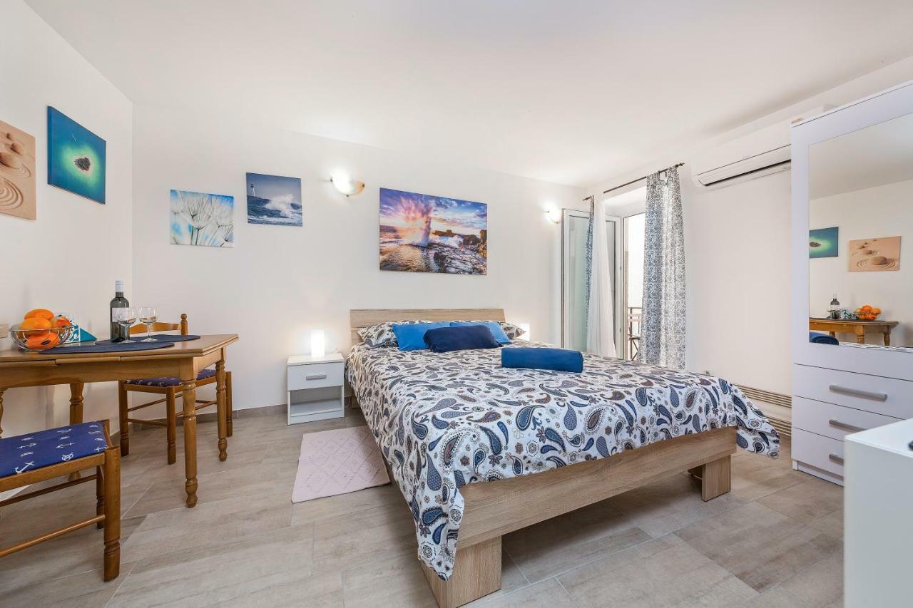 Degrassi Square Apartments (Adults Only) Vrsar Εξωτερικό φωτογραφία